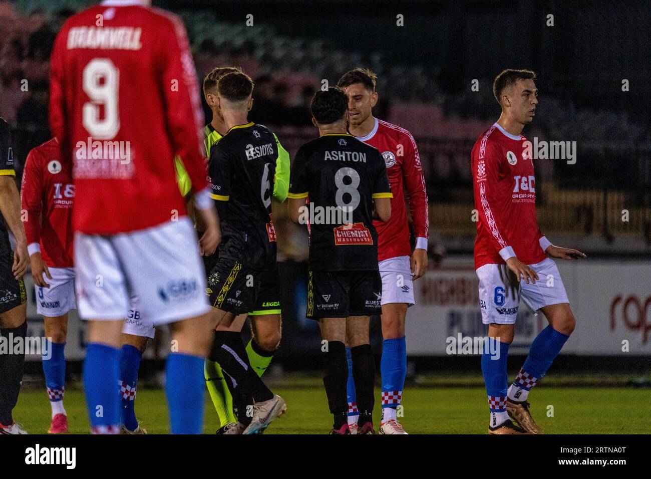 Sunshine North, Australie. 14 septembre 2023. Le joueur de Heidelberg United, Eoin Ashton, affronte Kyle Hore après un difficile défi. Crédit : James Forrester/Alamy Live News Banque D'Images