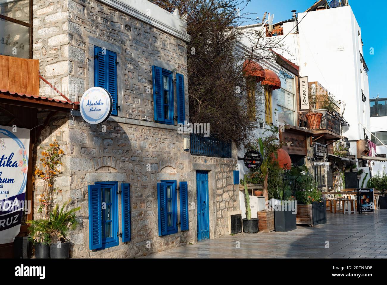 Boutiques, bars et restaurants dans une jolie rue de la populaire ville balnéaire turque de Bodrum, Mugla, Golfe de Gokova. Banque D'Images