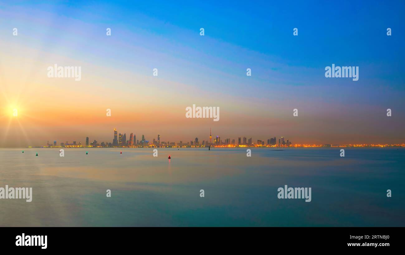 Vue sur la Skyline du Koweït - avec le monument le plus connu de Koweït City - au lever du soleil Banque D'Images