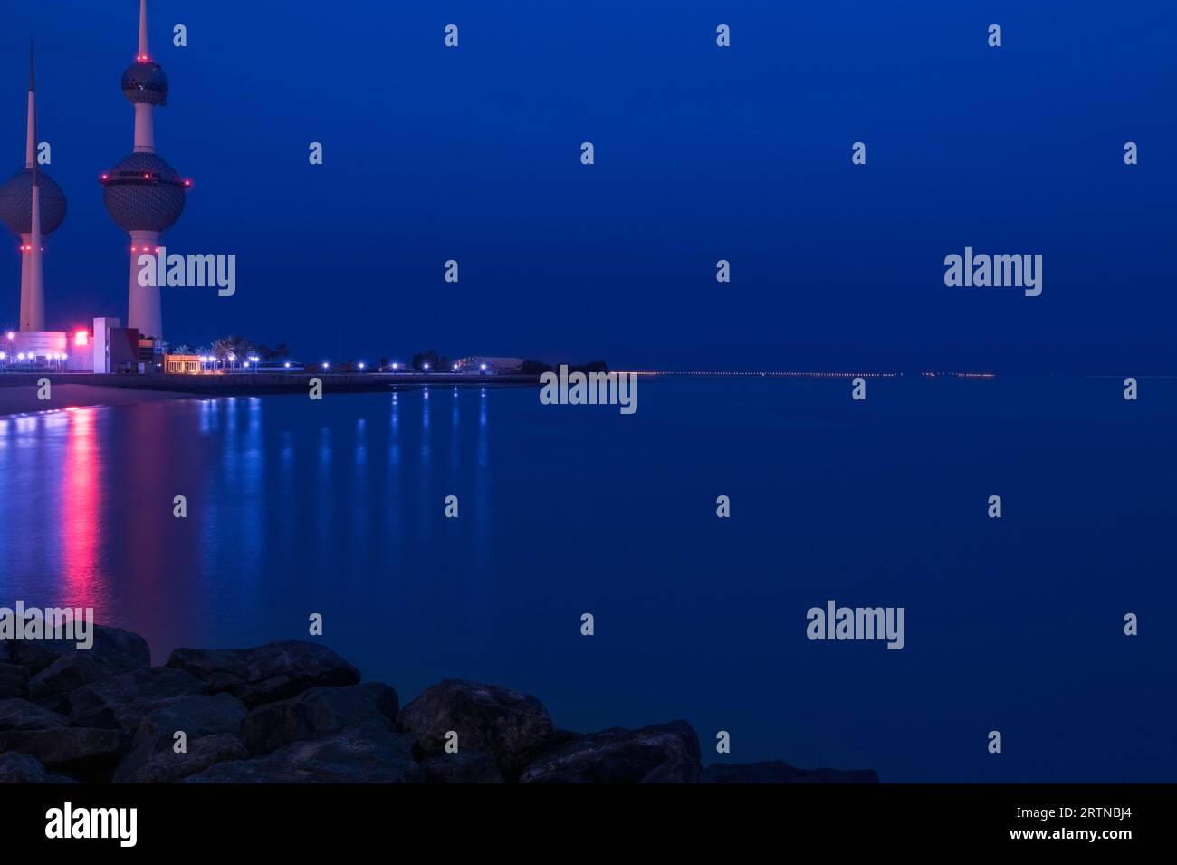 Vue sur la Skyline du Koweït - avec le monument le plus connu de Koweït City - au coucher du soleil Banque D'Images