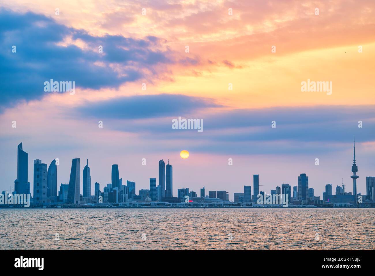 Vue sur la Skyline du Koweït - avec le monument le plus connu de Koweït City - au coucher du soleil Banque D'Images