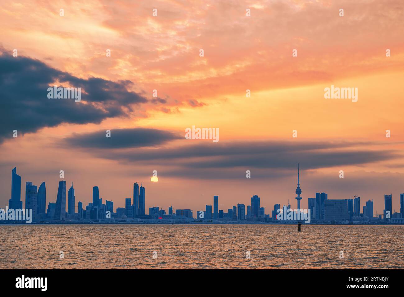 Vue sur la Skyline du Koweït - avec le monument le plus connu de Koweït City - au coucher du soleil Banque D'Images