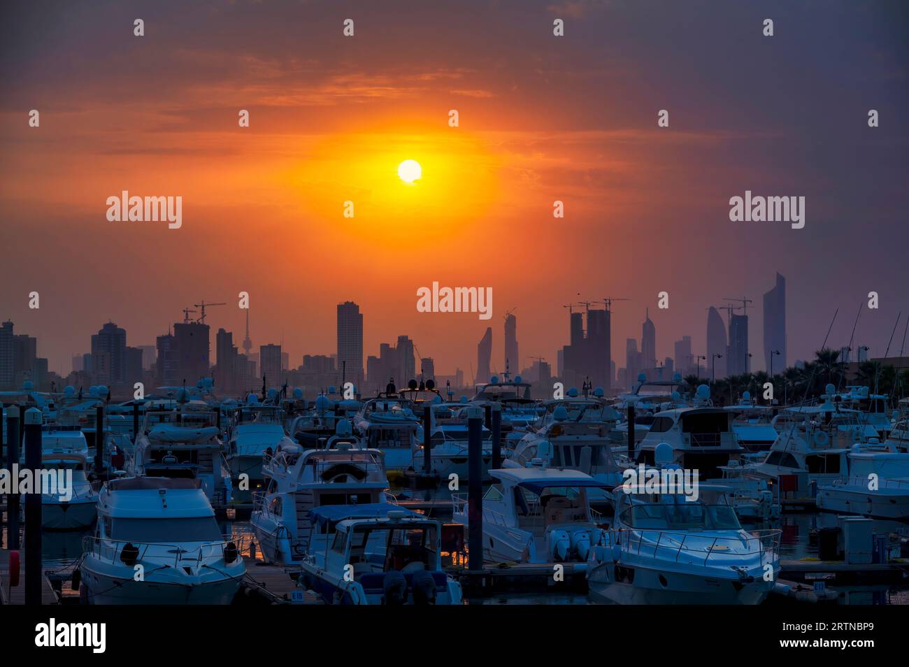 Vue sur la Skyline du Koweït - avec le monument le plus connu de Koweït City - au coucher du soleil. Koweït City bâtiments et horizon de la plage Banque D'Images