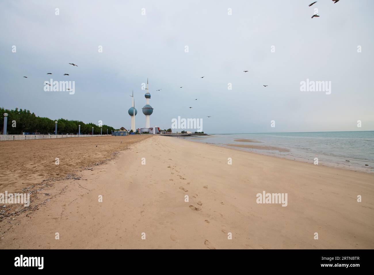 Vue sur la Skyline du Koweït - avec le monument le plus connu de Koweït City - au coucher du soleil. Koweït City bâtiments et horizon de la plage Banque D'Images