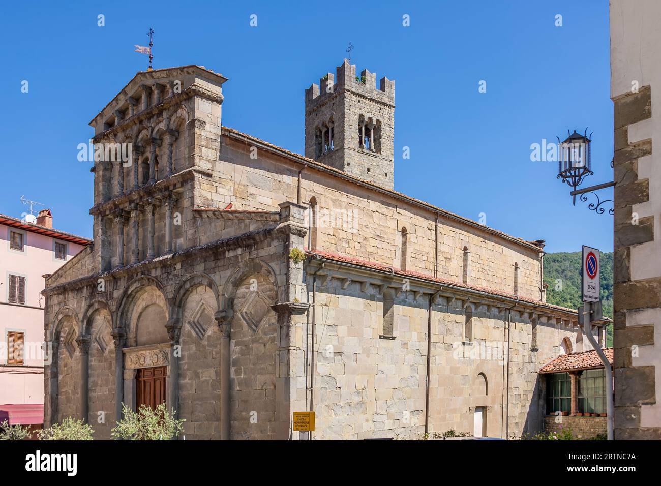 L'ancienne église monumentale Pieve di Santa Maria Assunta dans le centre historique de Villa Basilique, Lucca, Italie Banque D'Images