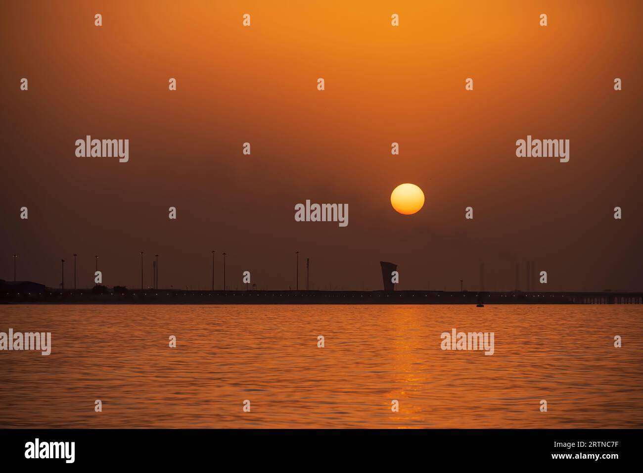 Vue sur la Skyline du Koweït depuis les Cornouailles en fin de soirée, vue sur le coucher du soleil de la ville de Koweït avec Skyline. Vue sur la plage ensoleillée Banque D'Images