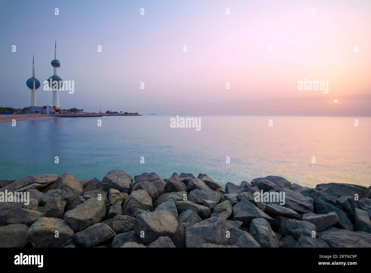 Vue sur la Skyline du Koweït - avec le monument le plus connu de Koweït City - au lever du soleil. Vue sur la ville de Koweït tôt le matin Banque D'Images