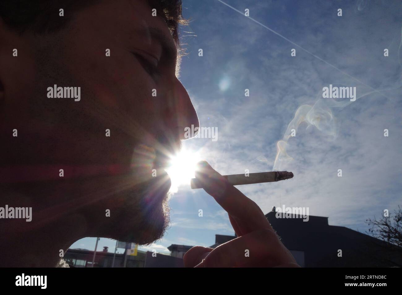 un fumeur inhale la fumée d'une cigarette à filtre, gros plan un fumeur inhale la fumée de cigarette Banque D'Images