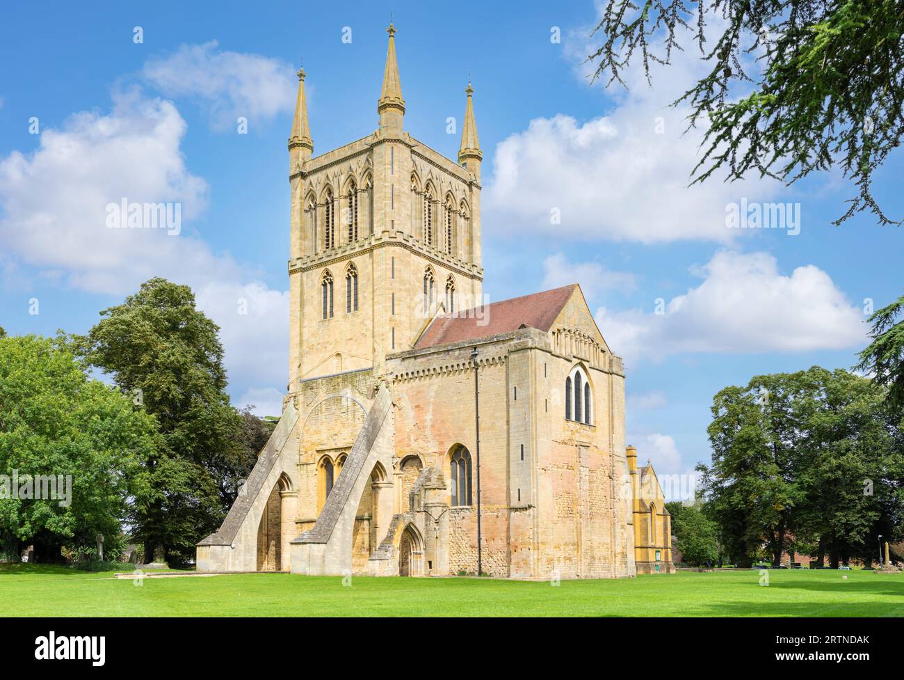 Promenade de l'église de l'abbaye de Pershore Pershore Worcestershire Angleterre Royaume-Uni GB Europe Banque D'Images
