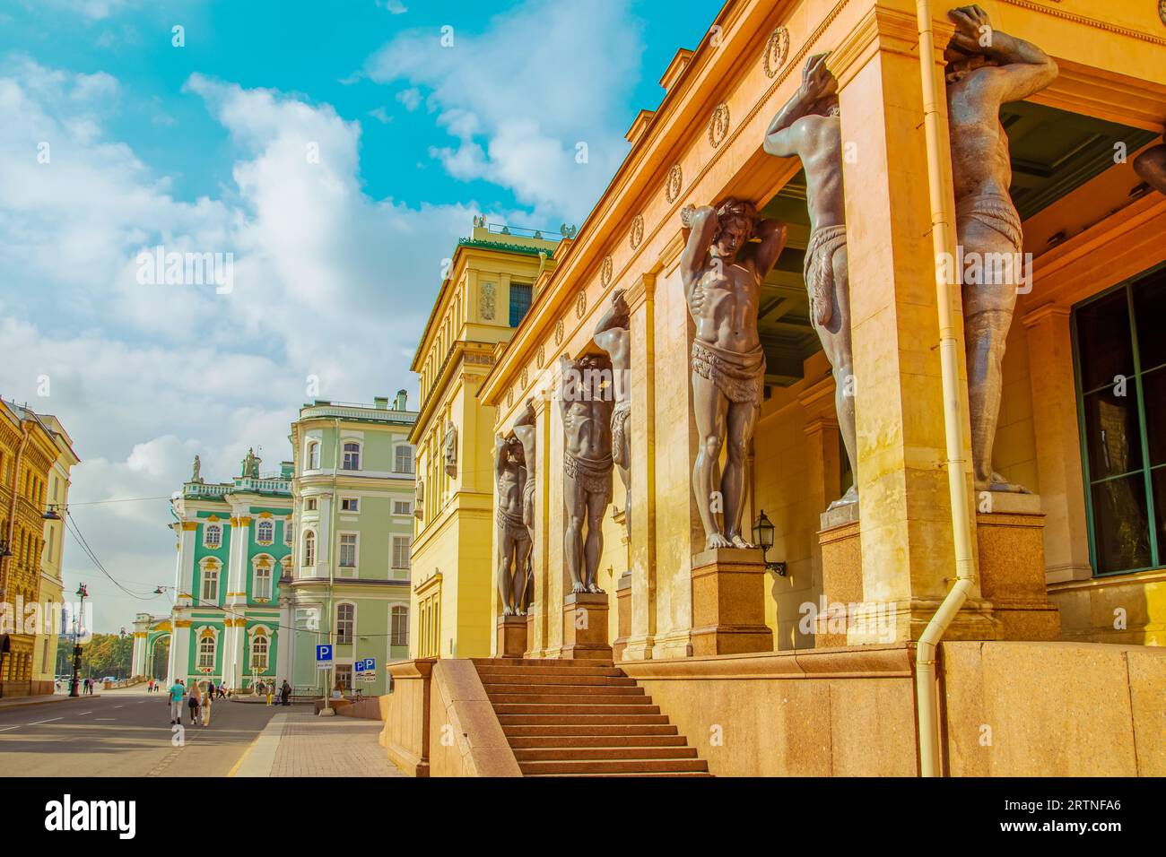Portique du nouvel Hermitage - Atlantes. St. Petersburg, Russie - 11 septembre 2023 Banque D'Images