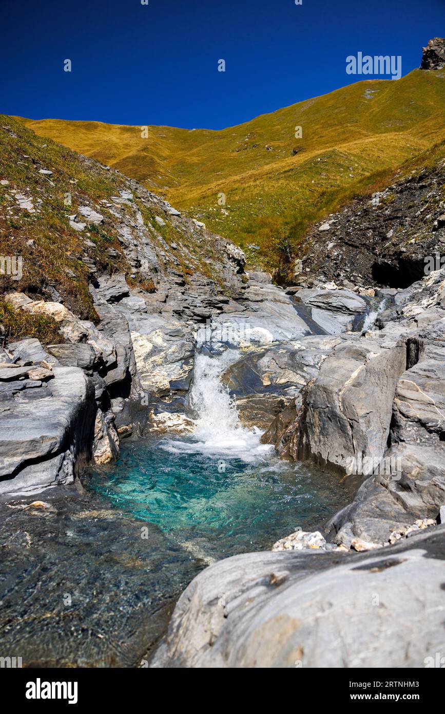 Piscine de roche dans AUA Diesrut montagne creek près de Puzzatsch, Vrin à Surselva Banque D'Images