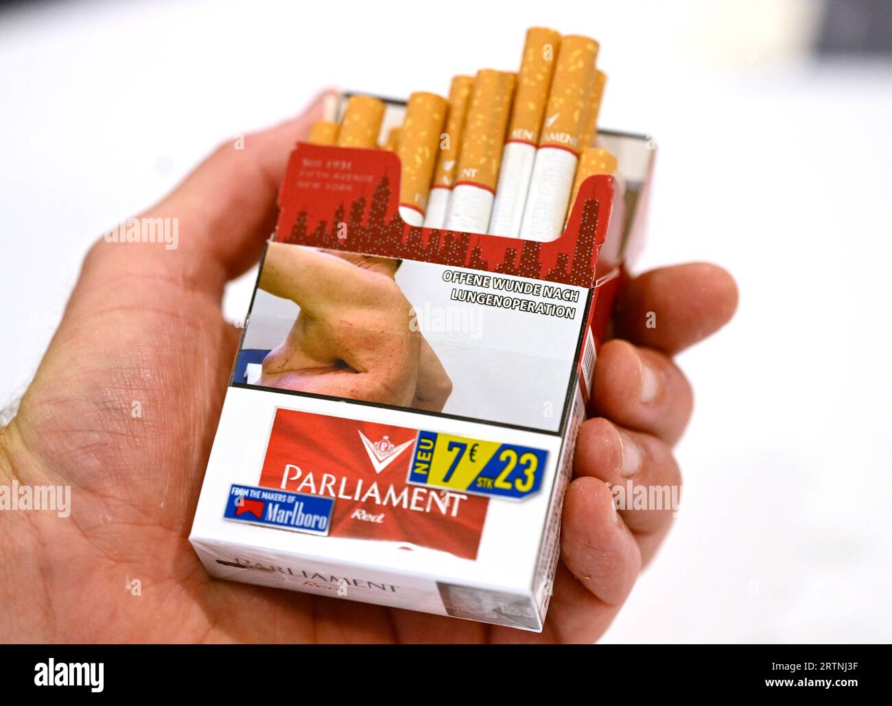 Dortmund, Allemagne. 14 septembre 2023. Philipp Morris présentera sa marque de cigarettes «Parlement» aux parties intéressées à InterTabak/InterSupply 2023 du 14 au 16 septembre 2023, au Dortmund Exhibition Center. Avec la marque, le fabricant de cigarettes veut se réimplanter dans le segment des bas prix. Lors du salon, la société présentera ses nouveautés autour du tabagisme. Crédit : Roberto Pfeil/dpa/Alamy Live News Banque D'Images