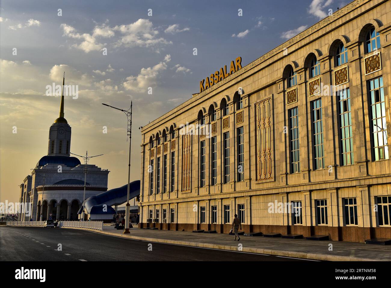 'Kassalar', les caisses enregistreuses et 'Wokzal', la gare voisine à Achgabat, Turkménistan, au coucher du soleil, début automne Banque D'Images