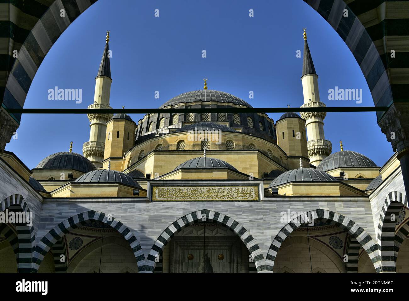 Mosquée Ertuğrul Gazi à Achgabat, rappelant la Mosquée Bleue à Istanbul. Don du gouvernement turc à Niyazov, achevé en 1998 Banque D'Images