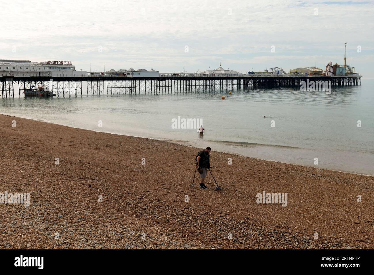 Personne détection de métal sur la plage de Brighton en Angleterre Banque D'Images