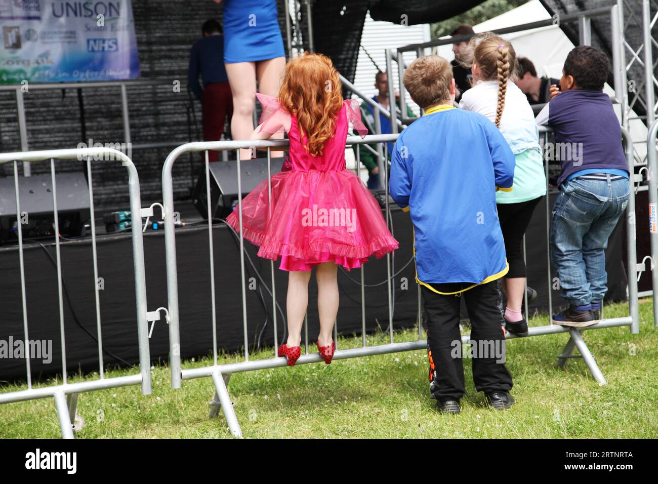 Manifestation de la fierté d'Oxford le 2013 juin - les enfants regardent le spectacle de drag show Banque D'Images