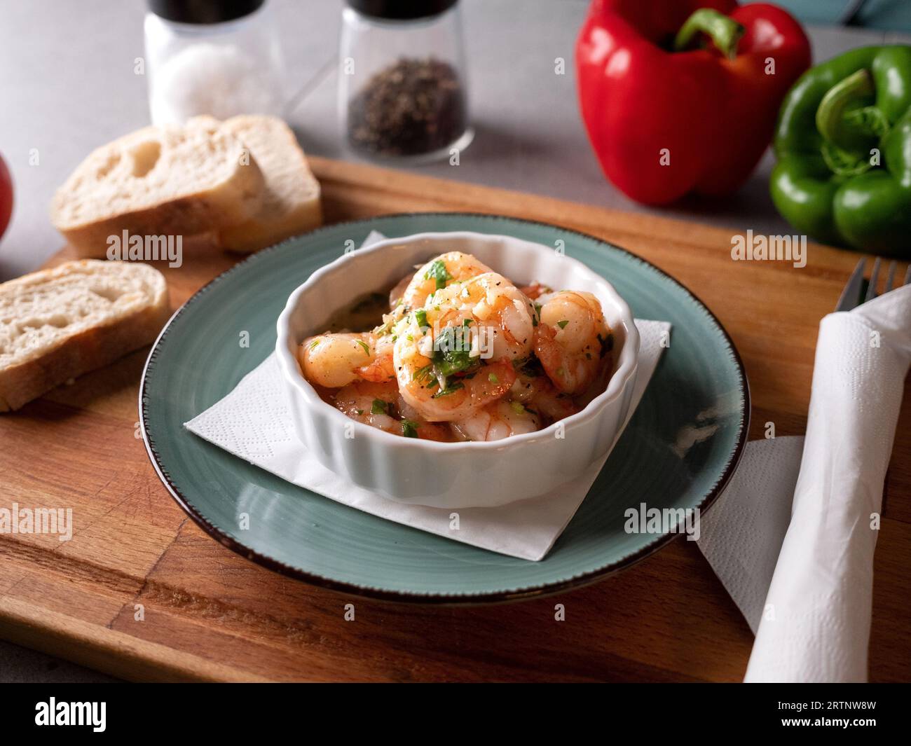 Un repas vibrant et nutritif composé de crevettes succulentes et de légumes servis dans un bol sur une planche de bois Banque D'Images