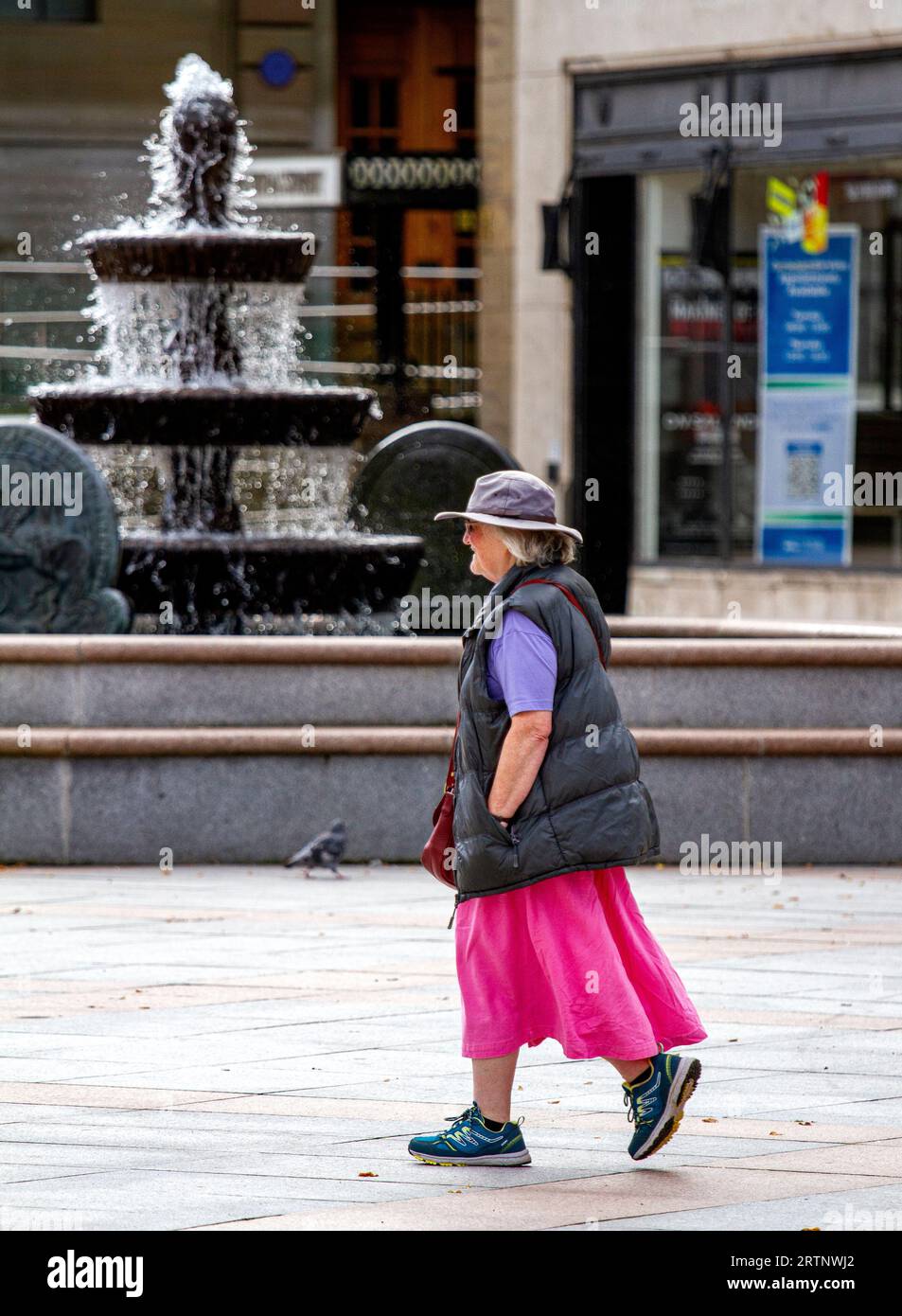 Dundee, Tayside, Écosse, Royaume-Uni. 14 septembre 2023. UK Météo : le matin de septembre à Dundee est lumineux et venteux, avec des températures atteignant 18°C. Un soleil chaud et une brise fraîche ont résulté de la pluie nocturne dans le nord-est de l'Écosse. Les femmes à la mode passent la journée à s'amuser dans le centre-ville de Dundee en profitant de la météo de la mi-septembre tout en faisant du shopping et en allant dans leur vie quotidienne au milieu du coût élevé de la vie en Écosse. Crédit : Dundee Photographics/Alamy Live News Banque D'Images