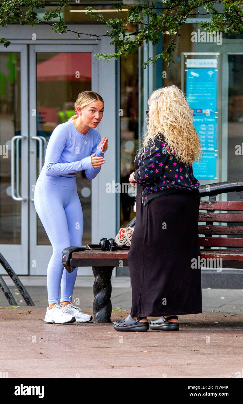 Dundee, Tayside, Écosse, Royaume-Uni. 14 septembre 2023. UK Météo : le matin de septembre à Dundee est lumineux et venteux, avec des températures atteignant 18°C. Un soleil chaud et une brise fraîche ont résulté de la pluie nocturne dans le nord-est de l'Écosse. Les femmes à la mode passent la journée à s'amuser dans le centre-ville de Dundee en profitant de la météo de la mi-septembre tout en faisant du shopping et en allant dans leur vie quotidienne au milieu du coût élevé de la vie en Écosse. Crédit : Dundee Photographics/Alamy Live News Banque D'Images