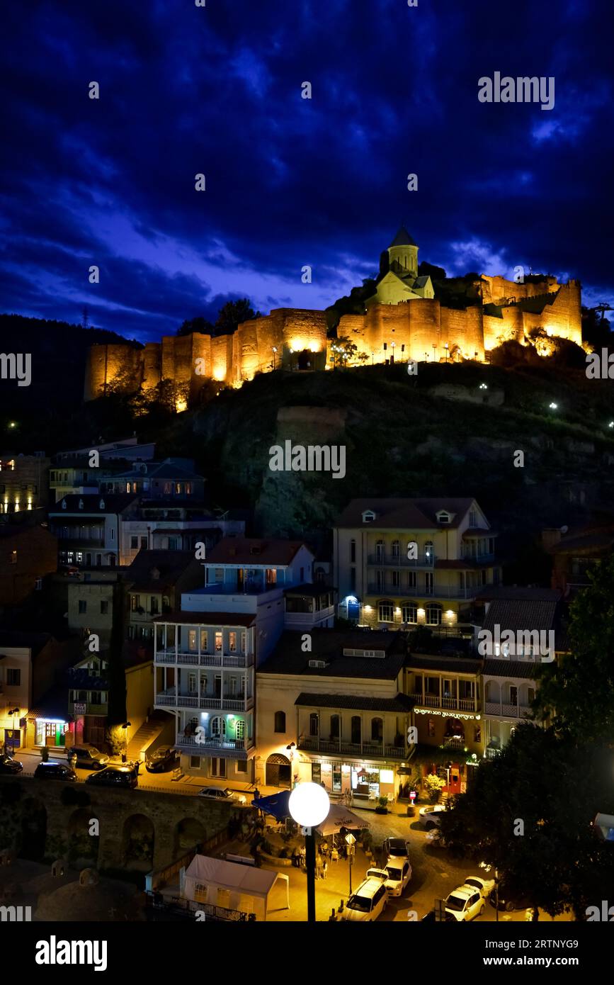 Vue sur la falaise orientale de la vieille ville de Tbilissi depuis la terrasse sur le toit de Tiflis Veranda 360 pendant le dîner avec ma famille bien-aimée. À Tbilissi, Géorgie Banque D'Images