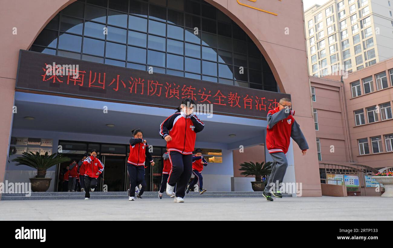 COMTÉ de LUANNAN, Chine - 3 novembre 2021 : site d'exercices d'évacuation d'urgence en cas d'incendie pour les élèves des écoles primaires, Chine du Nord Banque D'Images