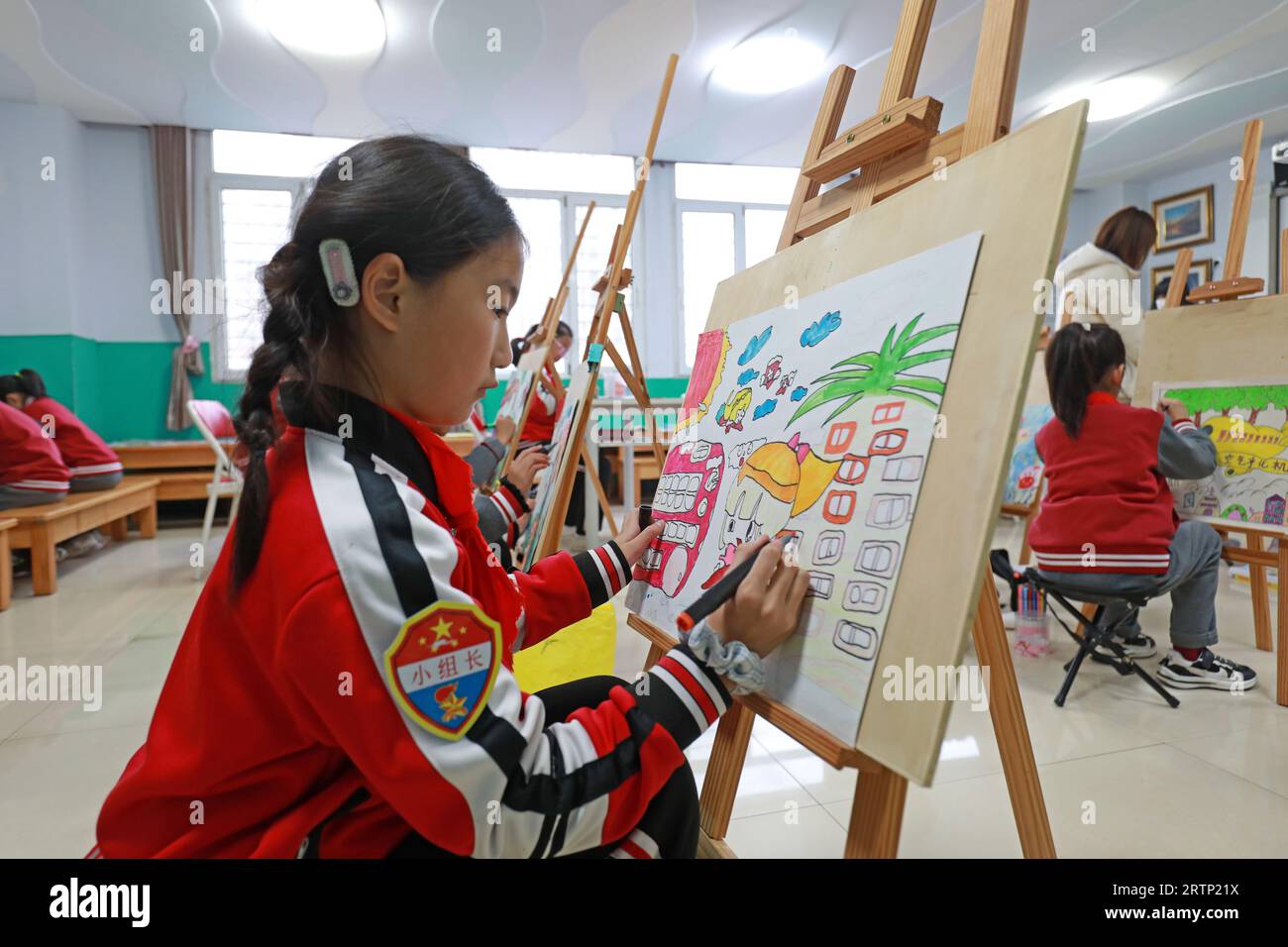 COMTÉ de LUANNAN, Chine - 3 novembre 2021 : les élèves du primaire apprennent la peinture en classe, Chine du Nord Banque D'Images