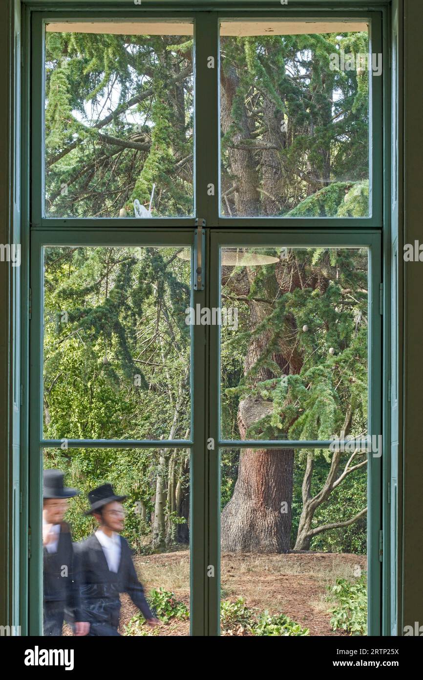 Vue depuis le café avec des membres de passage de la communauté juive orthodoxe locale. Springfield Park, Londres, Royaume-Uni. Architecte : Pringle Richards Shar Banque D'Images Vue depuis le café avec des membres de passage de la communauté juive orthodoxe locale. Springfield Park, Londres, Royaume-Uni. Architecte : Pringle Richards Shar Banque D'Images