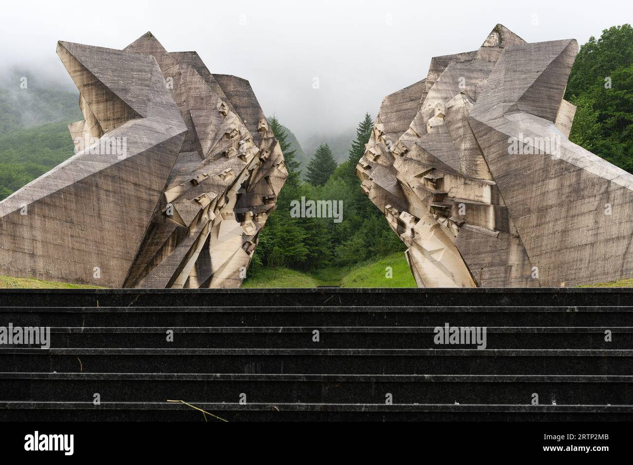 Monument commémoratif de la bataille de Sutjeska dans la Vallée des héros, Tjentiste, Bosnie-Herzégovine. Banque D'Images