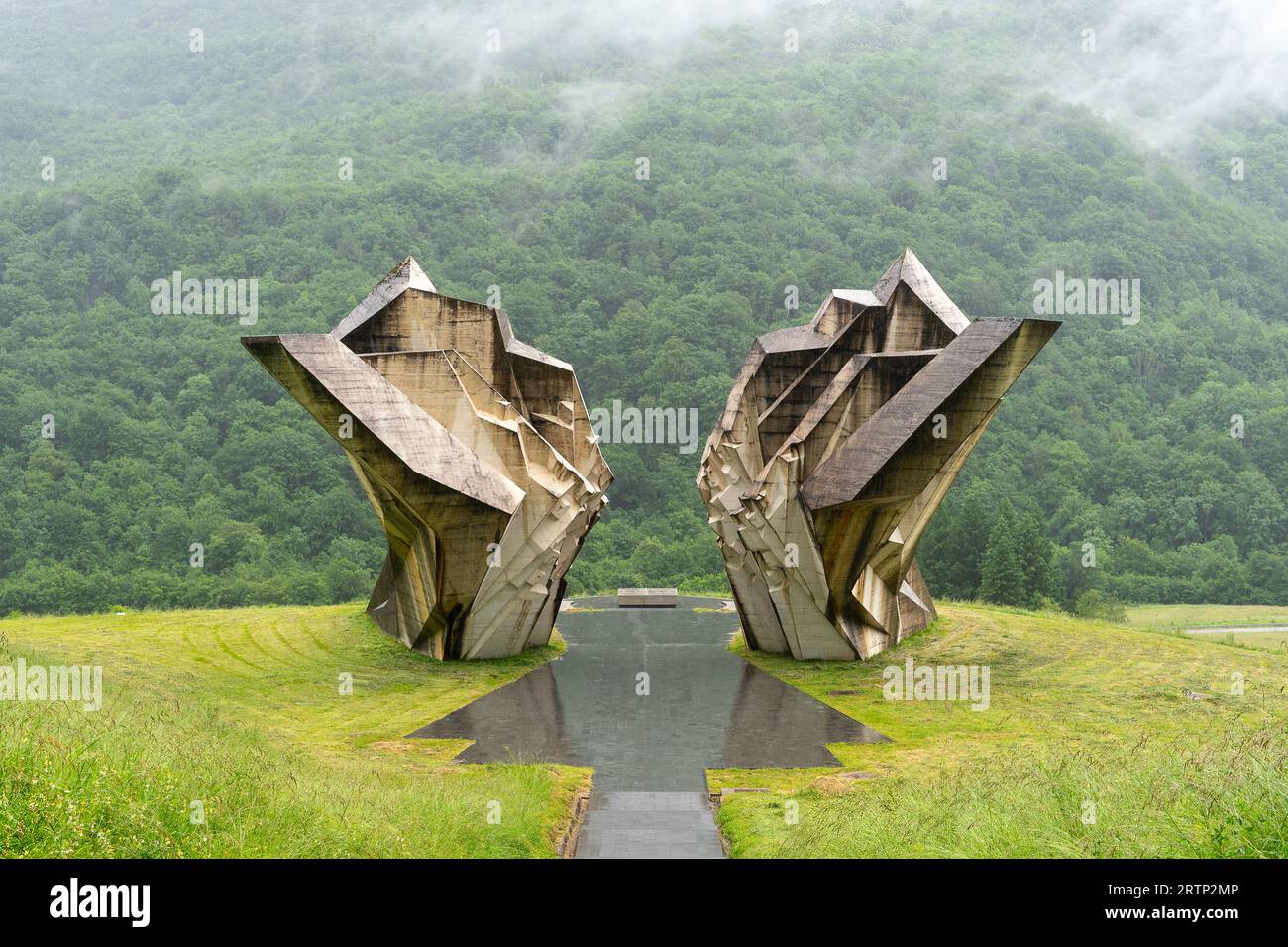 Monument commémoratif de la bataille de Sutjeska dans la Vallée des héros, Tjentiste, Bosnie-Herzégovine. Banque D'Images