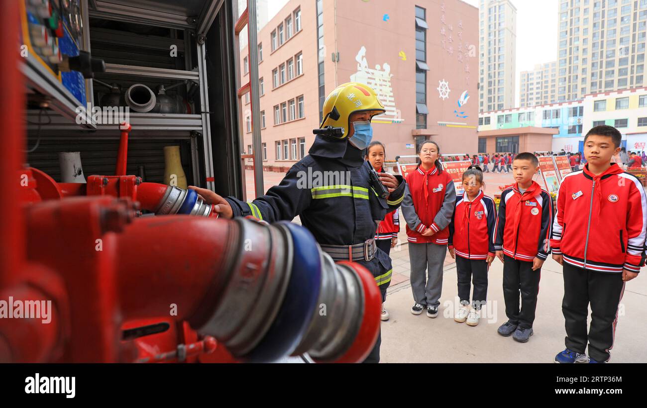 COMTÉ de LUANNAN, Chine - 3 novembre 2021 : les pompiers présentent la structure et la fonction des pompiers aux élèves des écoles primaires sur le campus de Nort Banque D'Images