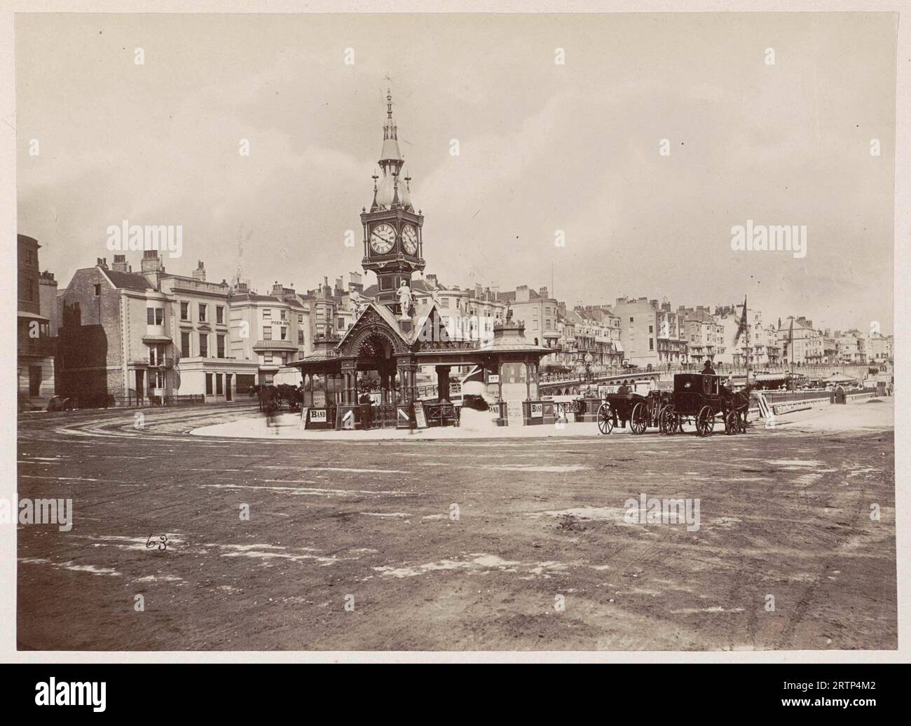 Tour de l'horloge de l'Aquarium de Brighton, calèches qui attendent à côté, anonyme, 1878 - 1890 Banque D'Images