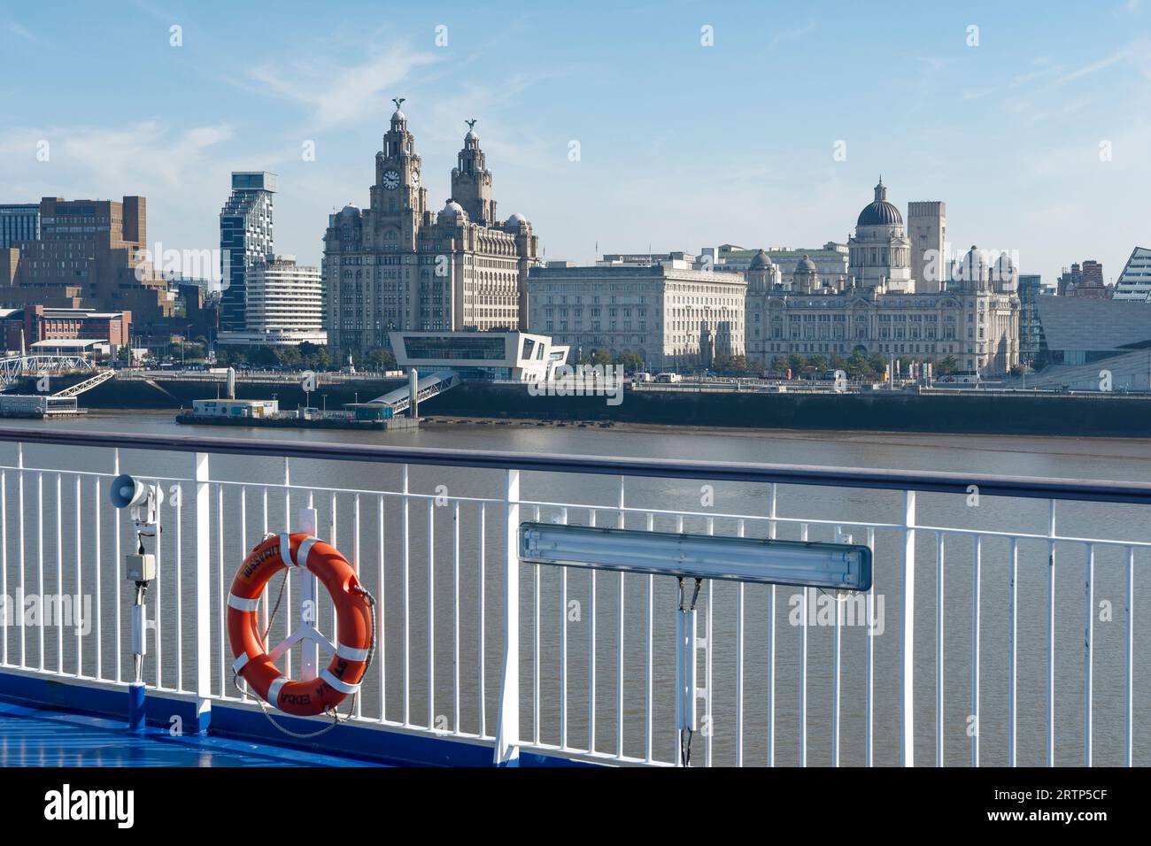Gratte-ciel du centre-ville de Liverpool depuis un ferry de passagers sur la rivière Mersey Banque D'Images