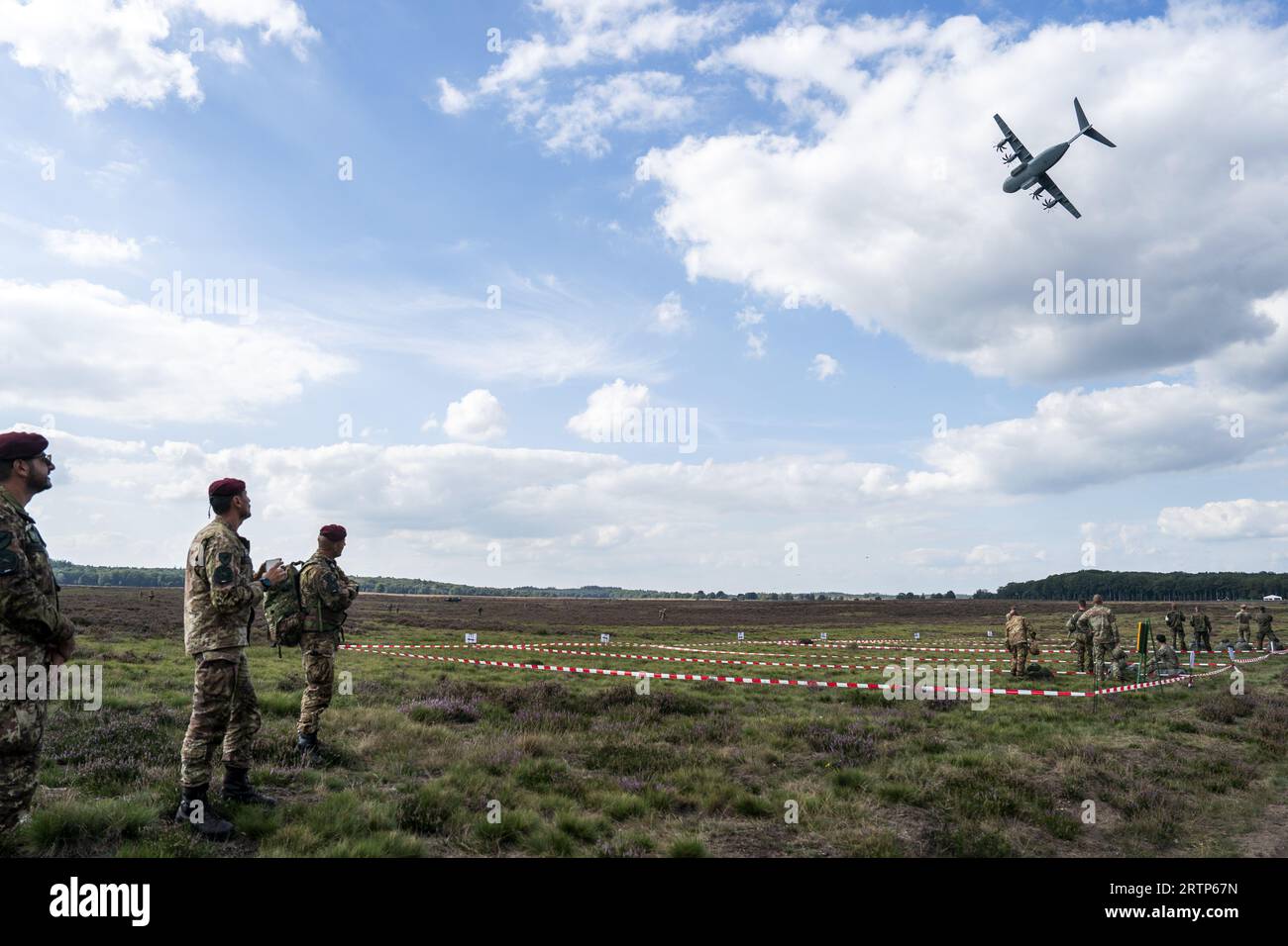 EDE - les parachutistes sont largués au-dessus de la Heide de Ginkelse lors de la journée médiatique de l'exercice international de parachutisme Falcon Leap. Les bérets rouges s'entraînent avec les alliés de l'OTAN pour déposer des soldats et du matériel. Lors des missions militaires, les zones difficiles d'accès peuvent être approvisionnées de cette manière. ANP JEROEN JUMELET pays-bas Out - belgique Out Banque D'Images