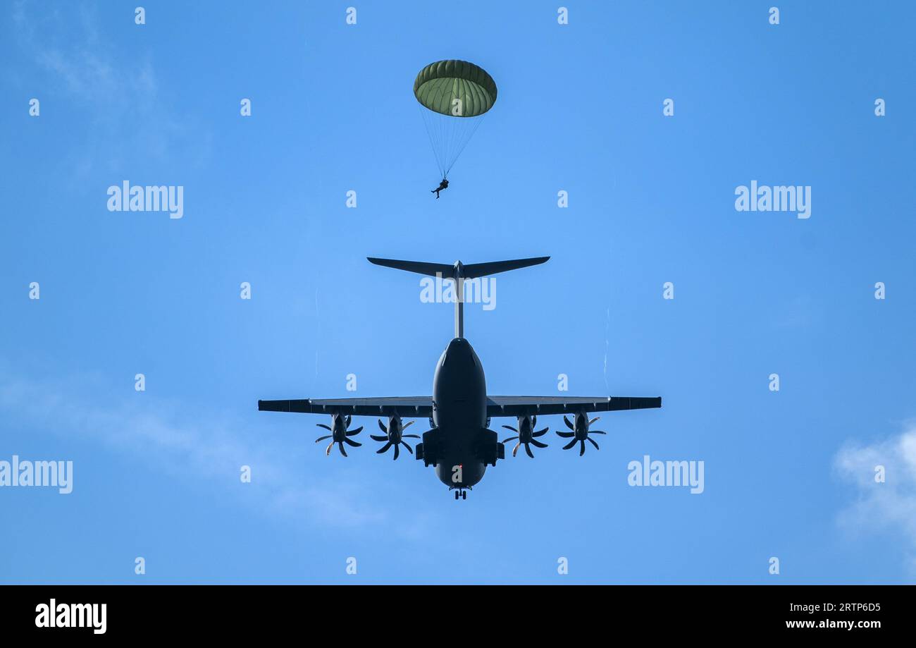 EDE - les parachutistes sont largués au-dessus de la Heide de Ginkelse lors de la journée médiatique de l'exercice international de parachutisme Falcon Leap. Les bérets rouges s'entraînent avec les alliés de l'OTAN pour déposer des soldats et du matériel. Lors des missions militaires, les zones difficiles d'accès peuvent être approvisionnées de cette manière. ANP JEROEN JUMELET pays-bas Out - belgique Out Banque D'Images