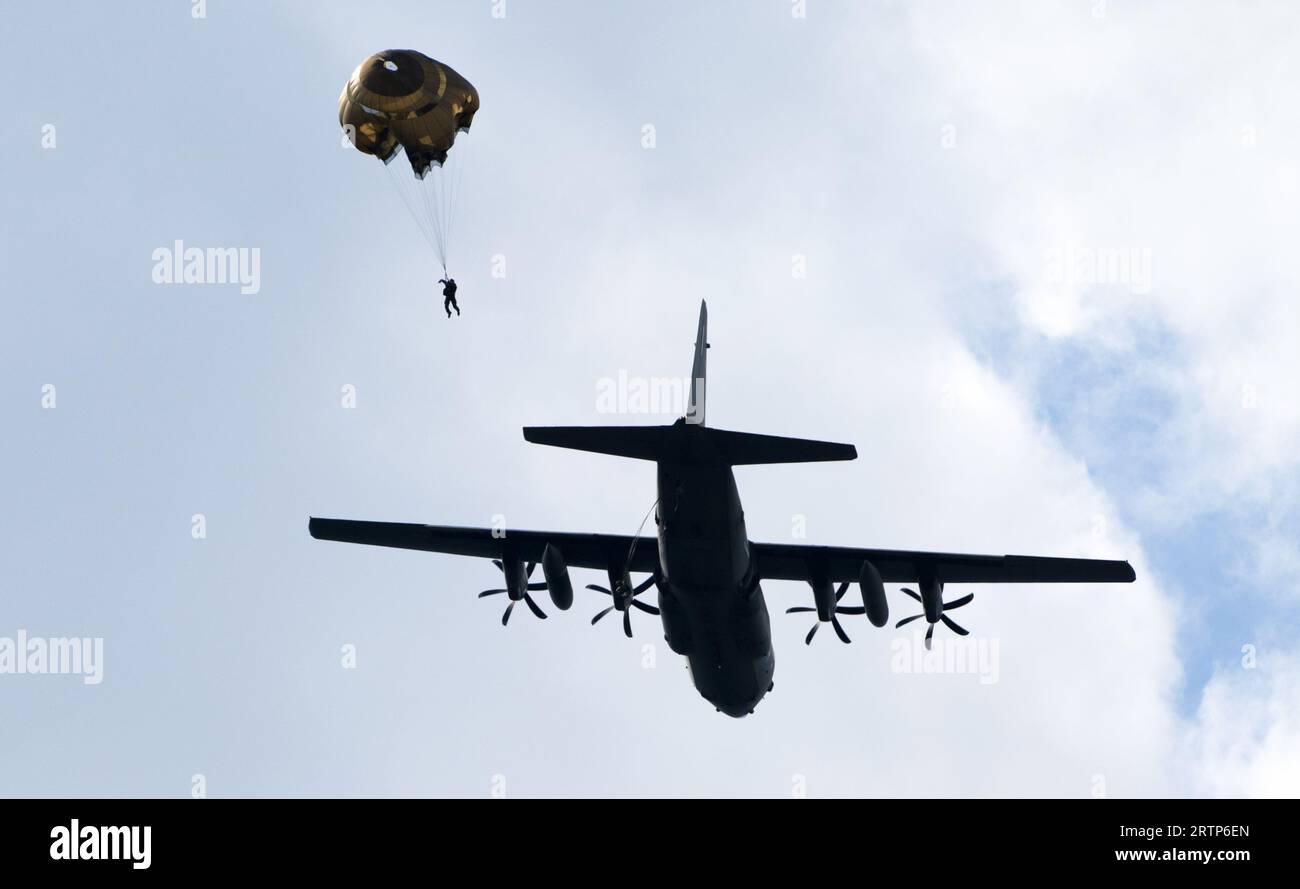 EDE - les parachutistes sont largués au-dessus de la Heide de Ginkelse lors de la journée médiatique de l'exercice international de parachutisme Falcon Leap. Les bérets rouges s'entraînent avec les alliés de l'OTAN pour déposer des soldats et du matériel. Lors des missions militaires, les zones difficiles d'accès peuvent être approvisionnées de cette manière. ANP JEROEN JUMELET pays-bas Out - belgique Out Banque D'Images