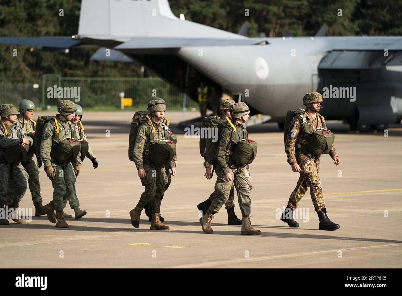 EINDHOVEN - les parachutistes se préparent pour un largage lors de la journée médiatique de l'exercice international de parachutisme Falcon Leap. Les bérets rouges s'entraînent avec les alliés de l'OTAN pour déposer des soldats et du matériel. Lors des missions militaires, les zones difficiles d'accès peuvent être approvisionnées de cette manière. ANP JEROEN JUMELET pays-bas Out - belgique Out Banque D'Images