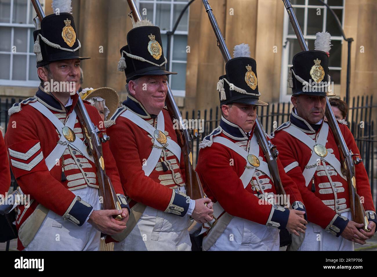 Défilé de personnes habillées en costume d'époque de l'époque géorgienne dans le cadre du festival annuel Jane Austen à Bath dans le Somerset, Royaume-Uni Banque D'Images