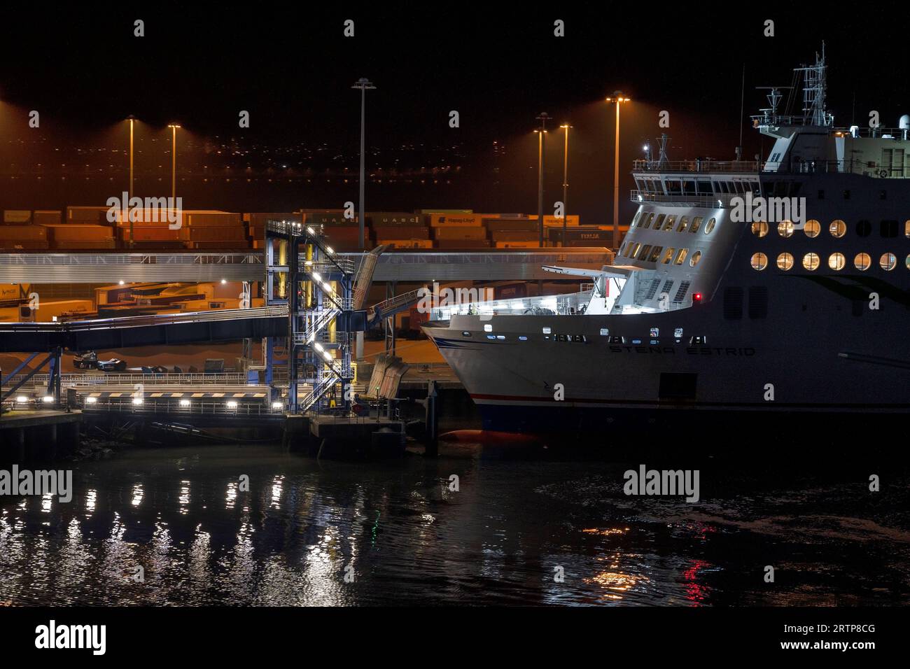 Le ferry de passagers et de voitures Stena Estrid la nuit à Belfast docks sur Belfast Lough Northern Ireland UK Banque D'Images