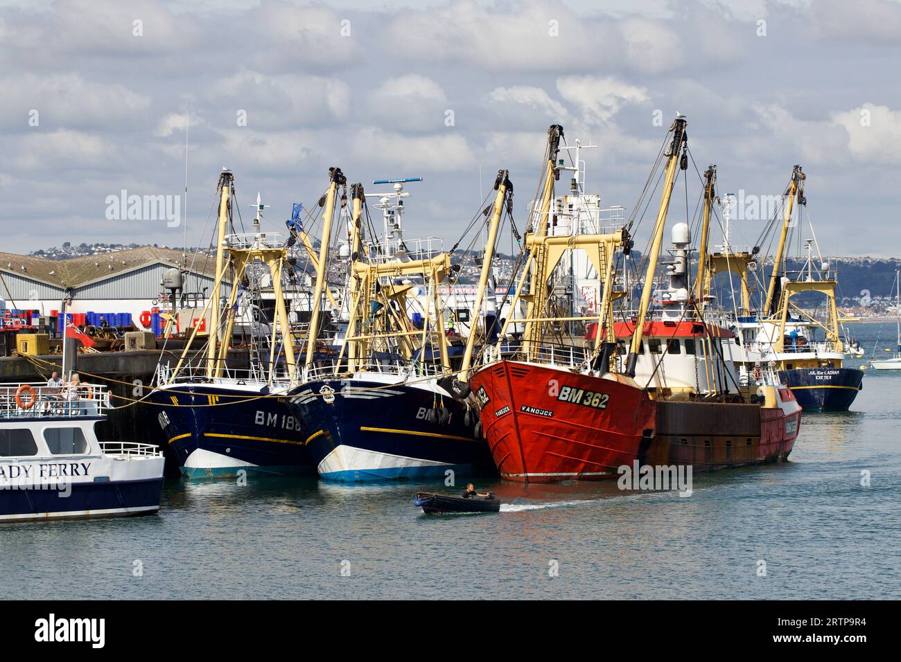 Un trio de chalutiers, dont le BM 362, Vandjk, à quai à Brixham Harbour Banque D'Images