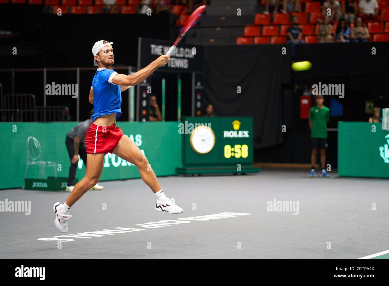 Tomas Machac de République Tchèque en action lors de la finale de la coupe Davis de Valence, Groupe C, Tchéquie vs Corée, match 1, le 14 septembre, 2023 à Fuente de Banque D'Images