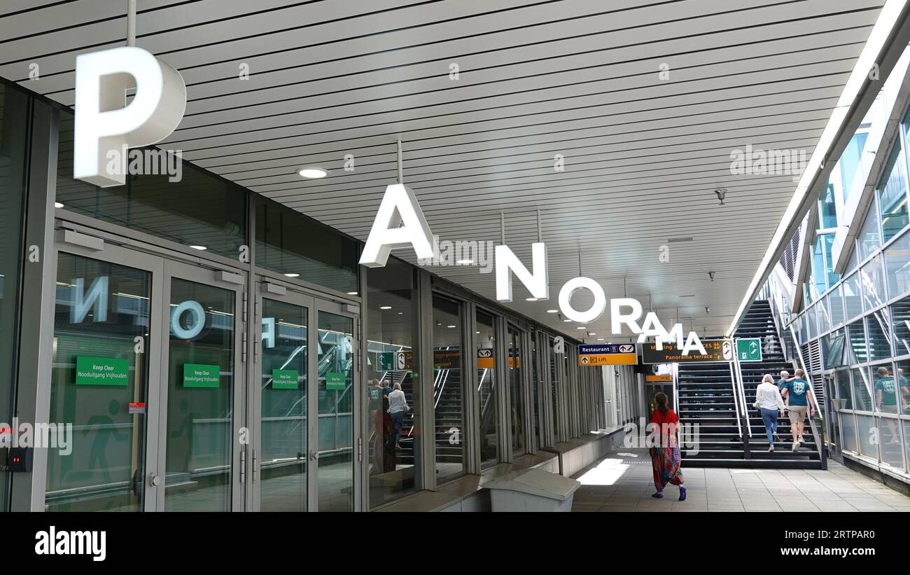 Schiphol, pays-Bas - août 14 2023 : les escaliers menant à la terrasse panoramique Banque D'Images