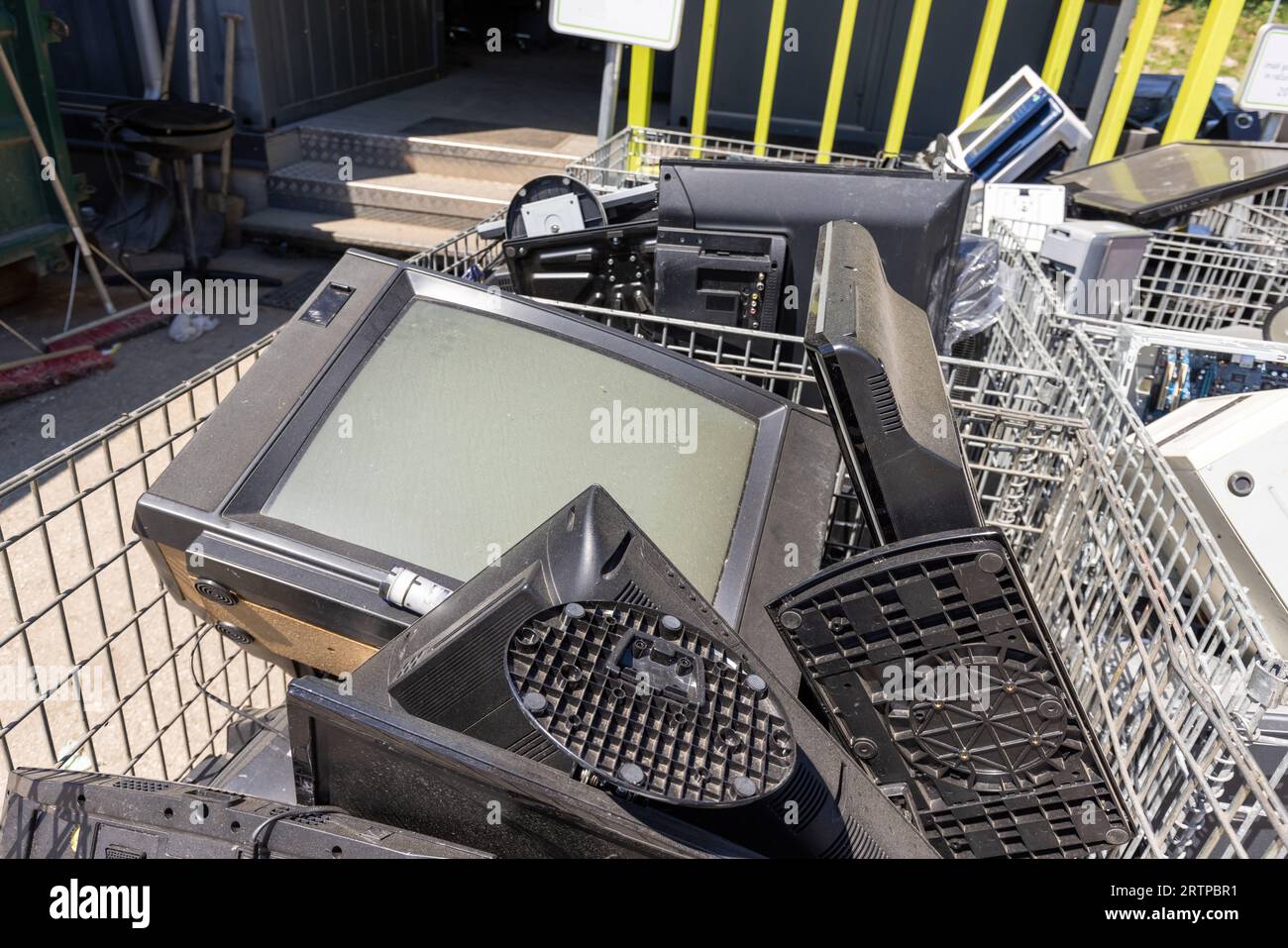 Déchets électriques et électroniques éliminés dans un centre de recyclage, gros plan. Concept de déchets électroniques, réparation, réduction, recyclage. Banque D'Images