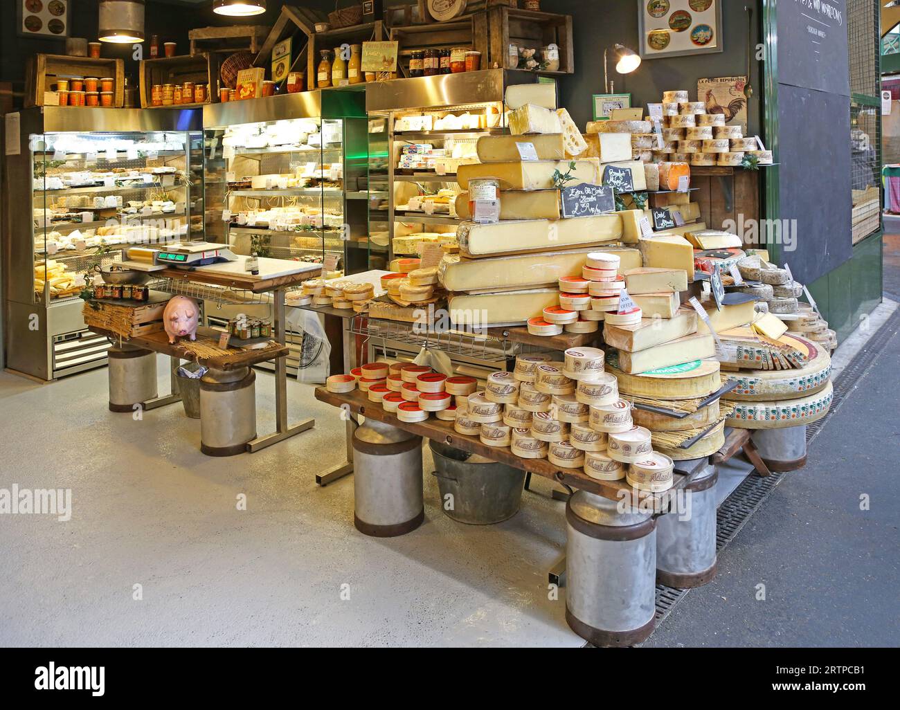 Londres, Royaume-Uni - 20 novembre 2013 : Grande sélection de fromages à vendre au Borough Market Shop. Banque D'Images