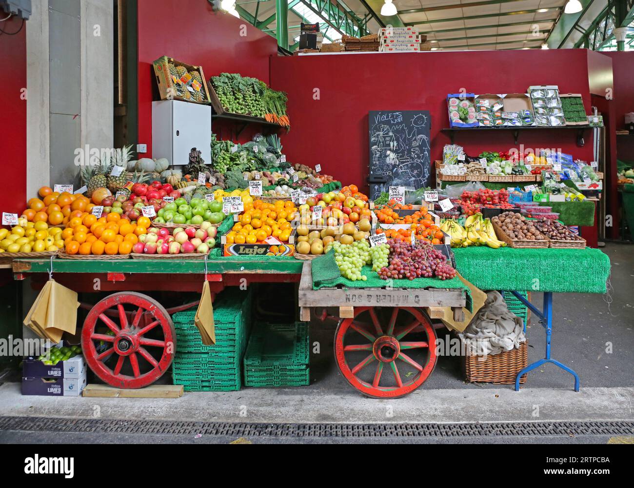 Londres, Royaume-Uni - 20 novembre 2013 : variété de fruits et légumes au Cart Historic Borough Market. Banque D'Images