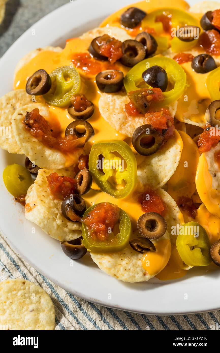 Nachos mexicains de base faits maison avec fromage Jalapeno et olives Banque D'Images