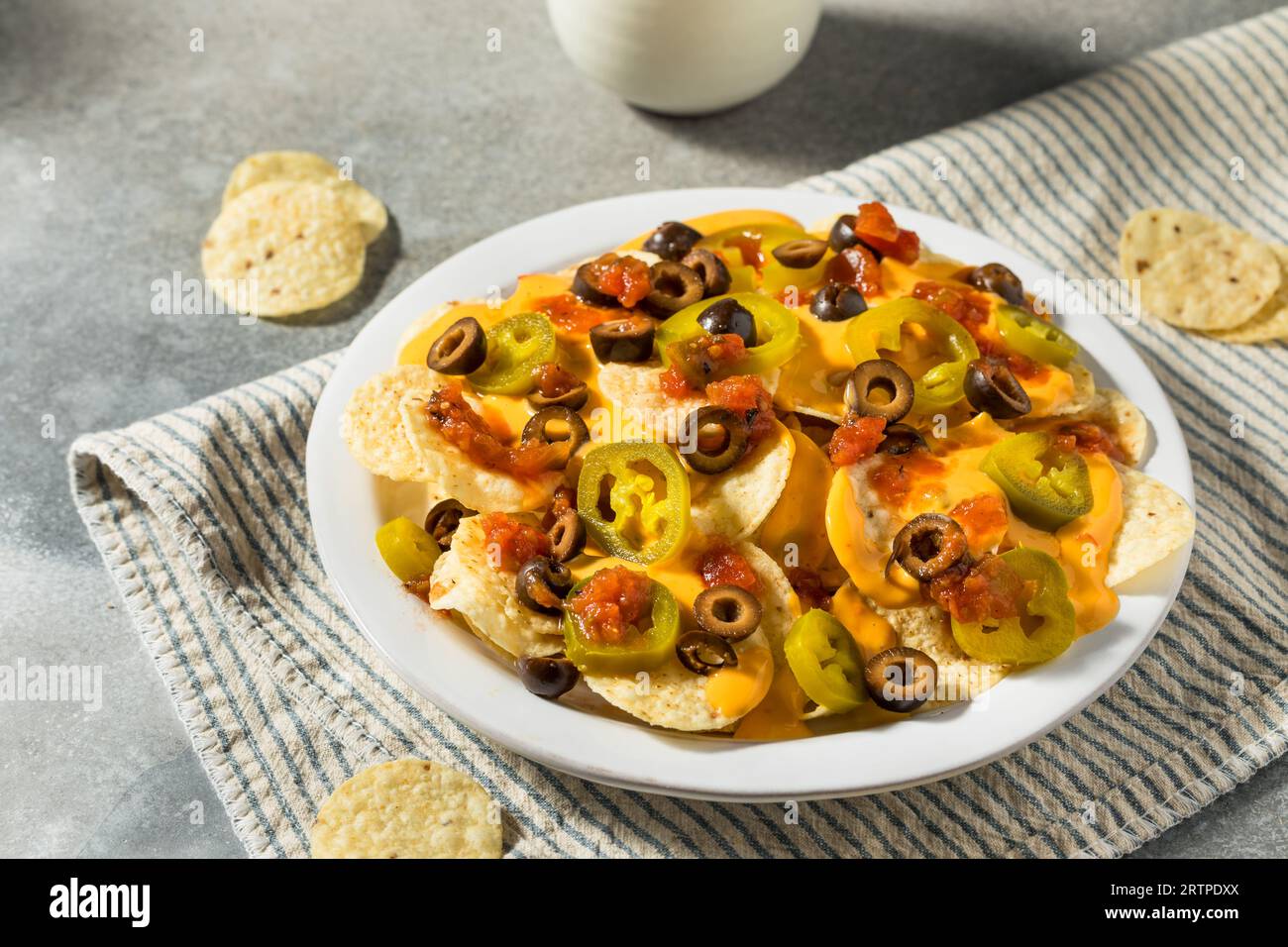 Nachos mexicains de base faits maison avec fromage Jalapeno et olives Banque D'Images