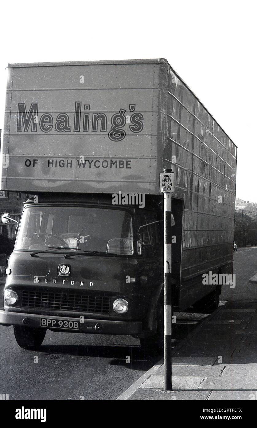 Années 1960, historique, Bedford luton van, Mealing's of High Wycombe, garé dans une rue, Angleterre, Royaume-Uni. Bedford Vehicles, basé à Luton, a été créé en 1931 pour produire des véhicules commerciaux et a continué à le faire jusqu'en 1991. Banque D'Images