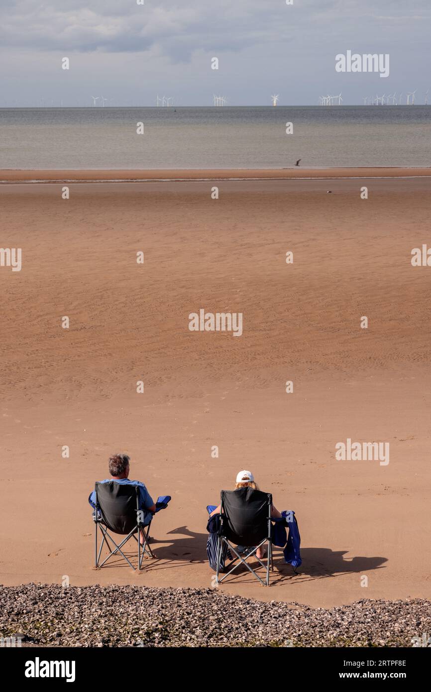 Vacanciers sur la plage de Prestatyn, au nord du pays de Galles Banque D'Images