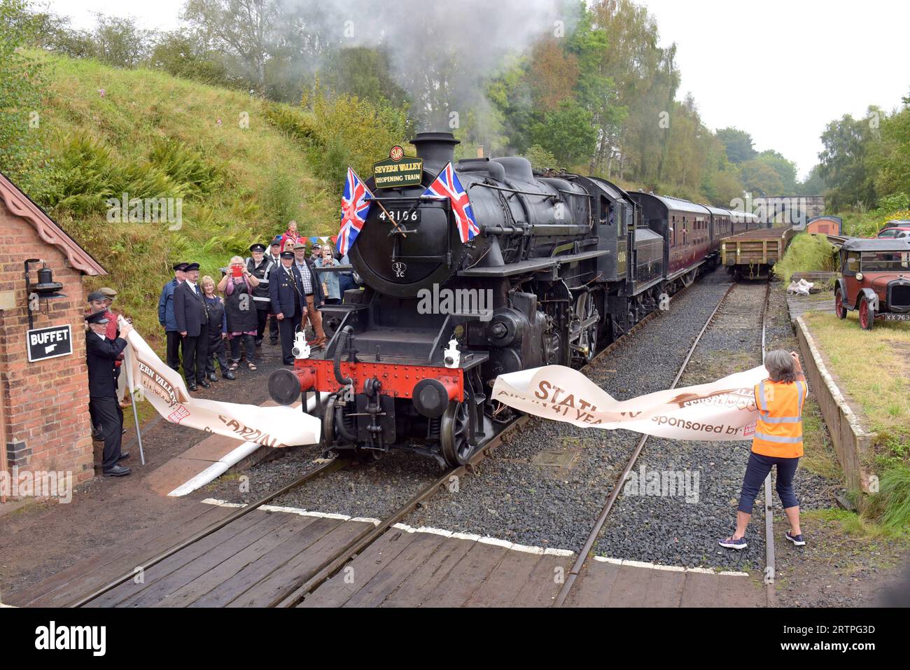 Eardington, Shropshire, 14 septembre 2023. La petite gare rurale d'Eardington, près de Bridgnorth, a rouvert au trafic de passagers aujourd'hui, pour la première fois en 41 ans. Il a fermé en 1963, rouvert en 1970 dans le cadre du Severn Valley Railway, restant sur le calendrier jusqu'en 1982, Une petite équipe de bénévoles ont reconstruit les plates-formes et les structures au cours de la dernière décennie, qui ont remis 45 000 £ pour la restauration. La gare n'a pas d'électricité principale et est éclairée pour les événements par une collection de lampes à huile ferroviaires originales. G.P Essex/Alamy Live News Banque D'Images