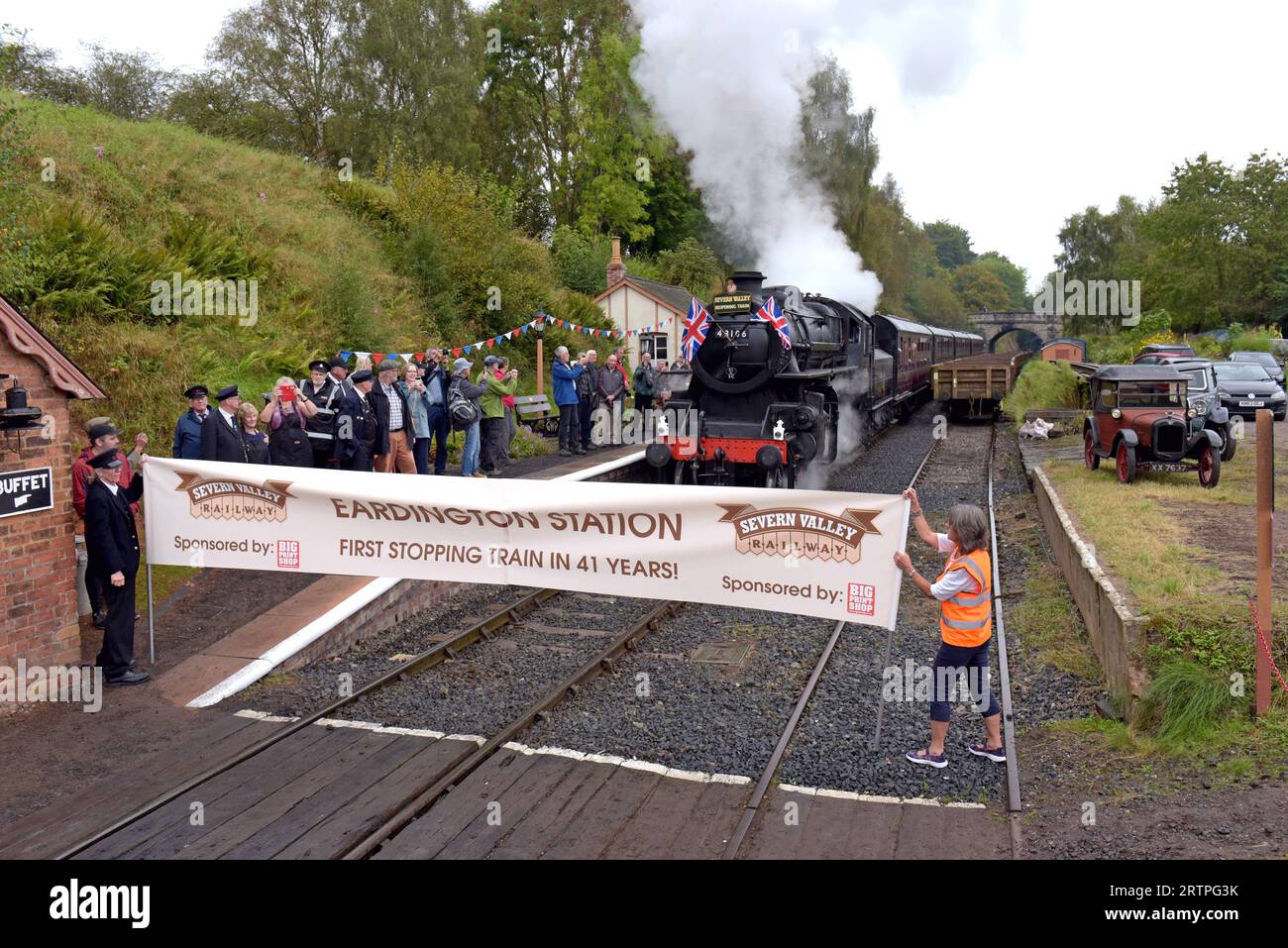 Eardington, Shropshire, 14 septembre 2023. La petite gare rurale d'Eardington, près de Bridgnorth, a rouvert au trafic de passagers aujourd'hui, pour la première fois en 41 ans. Il a fermé en 1963, rouvert en 1970 dans le cadre du Severn Valley Railway, restant sur le calendrier jusqu'en 1982, Une petite équipe de bénévoles ont reconstruit les plates-formes et les structures au cours de la dernière décennie, qui ont remis 45 000 £ pour la restauration. La gare n'a pas d'électricité principale et est éclairée pour les événements par une collection de lampes à huile ferroviaires originales. G.P Essex/Alamy Live News Banque D'Images